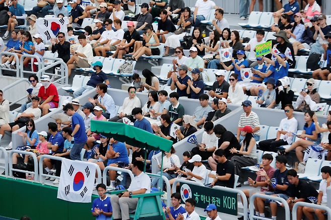 지난해 춘천에서 열린 카자흐스탄과의 경기에서 열띤 응원을 보내는 한국 팬.