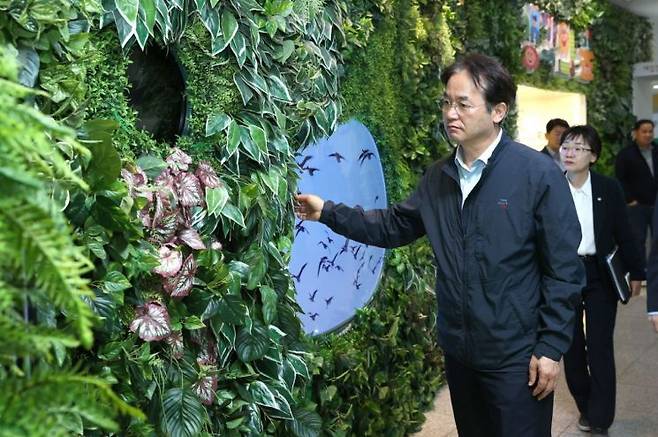 이동환 시장이 지난 27일 새 학기를 맞아 지역 대표 어린이 시설인 '고양어린이박물관'을 방문해 시설을 살펴보고 있다. 고양시 제공