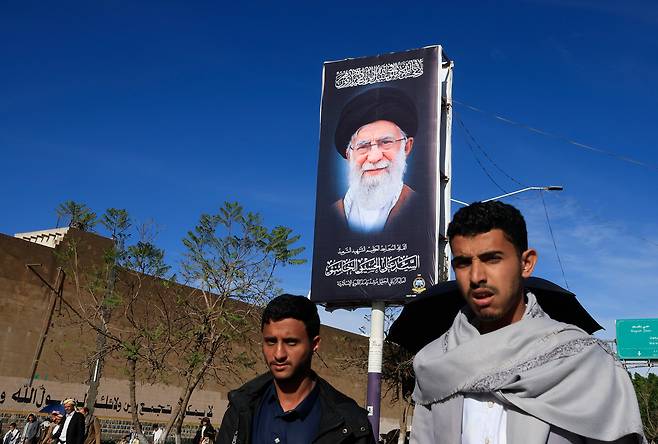 27일 예멘 사나에서 후티 반군 지지자들이 친(親)이란 집회에서 행진하고 있다. 이들 뒤로는 지난달 28일 미국과 이스라엘의 군사 작전으로 사망한 이란 전 최고지도자 알리 하메네이의 사진이 걸려 있다. /EPA 연합뉴스