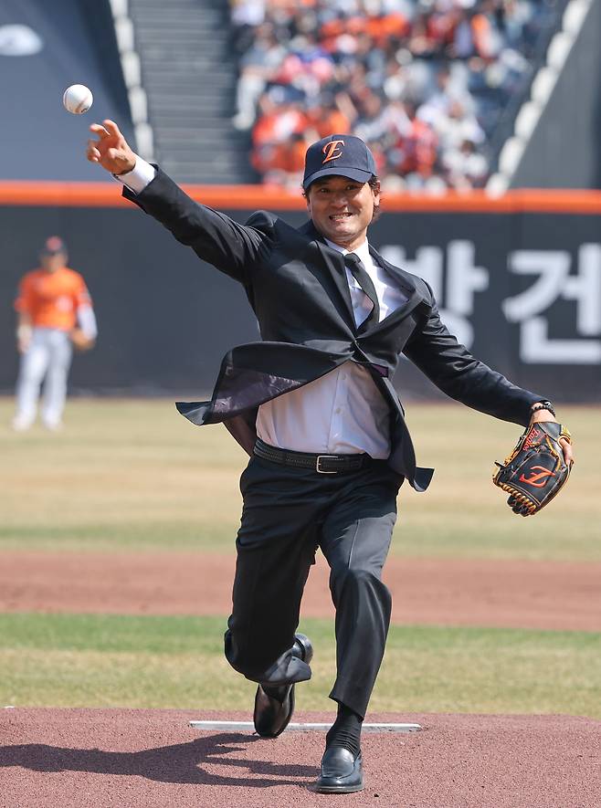28일 대전 한화생명볼파크에서 열린 2026 신한 SOL뱅크 KBO 리그 키움 히어로즈와 한화 이글스 정규시즌 개막전에서 박찬호가 시구를 하고 있다. /뉴스1