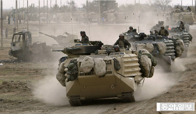 2003년 4월 2일, 미군 7연대 소속 해병대가 이라크 바그다드로 가는 길목인 티그리스강 인근을 지나고 있다. 동아일보DB