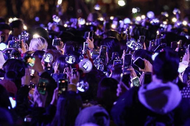 방탄소년단(BTS)이 2026년 3월21일 서울 광화문광장에서 정규 5집 ‘아리랑\' 발매를 기념해 연 무료 공연 ‘BTS 컴백 라이브: 아리랑\'을 응원봉과 휴대전화를 든 사람들이 관람하고 있다. 연합뉴스