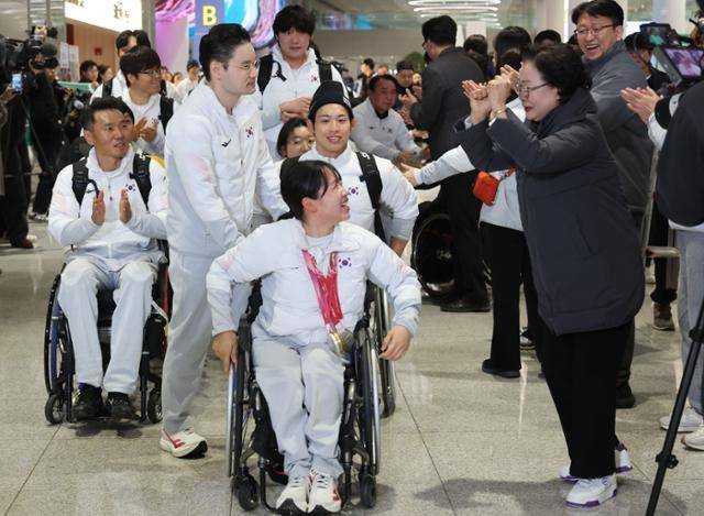 한국 여성 최초 동계패럴림픽 금메달을 포함해 5개의 메달을 목에 걸며 단일 대회 최다 메달 신기록을 세운 김윤지가 17일 인천국제공항 제2여객터미널을 통해 귀국해 응원을 받고 있다. 뉴시스