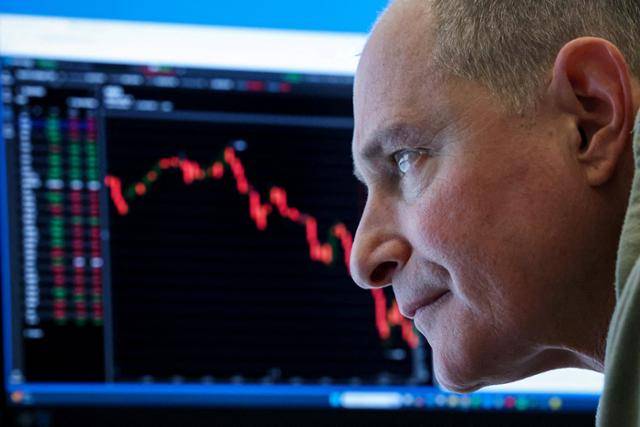 27일 미국 뉴욕증권거래소(NYSE)에서 한 선물옵션 트레이더가 화면을 들여다보고 있다. 뉴욕=로이터 연합뉴스