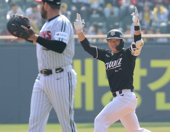 <yonhap photo-4777="">프로야구 정규시즌 개막일인 28일 서울 잠실야구장에서 열린 kt 위즈와 LG 트윈스의 경기. 1회초 2사 1,2루 상황에서 kt 이강민이 2타점 적시타를 친 뒤 기뻐하고 있다. 사진=연합뉴스</yonhap>