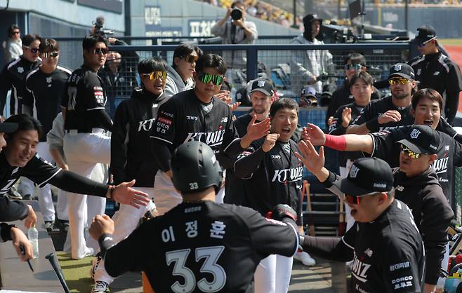 <yonhap photo-4788="">프로야구 정규시즌 개막일인 28일 서울 잠실야구장에서 열린 kt 위즈와 LG 트윈스의 경기. 1회초 2사 1,2루 kt 한승택 1타점 적시타 상황에서 kt 선수들이 더그아웃으로 들어온 2루 주자 이정훈을 축하해주고 있다. 사진=연합뉴스</yonhap>