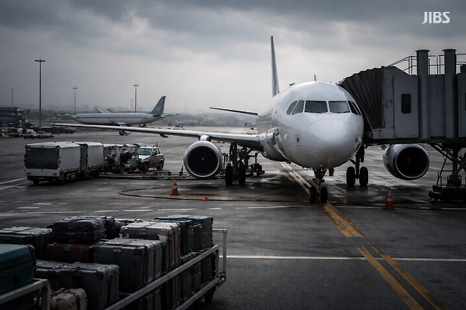 고유가와 고환율 부담이 커지면서 항공업계 전반에 감편과 비용 조정 흐름이 확산되고 있다. (편집 이미지)