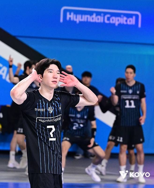 27일 천안 유관순체육관에서 열린 PO 1차전에서 득점을 올린 뒤 홈 팬들의 호응을 유도하는 현대캐피탈 허수봉. 사진 한국배구연맹