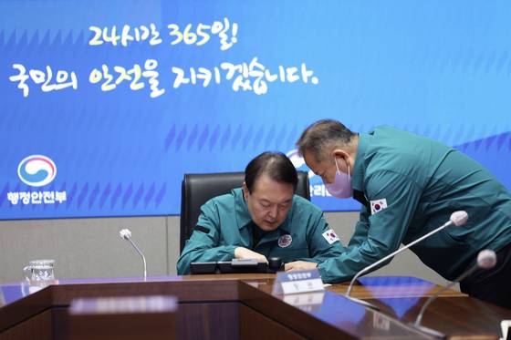 윤석열 대통령이 2022년 10월 30일 오전 서울 세종로 정부서울청사 중앙재난안전상황실에서 열린 이태원 핼러윈 인명사고 관련 긴급 상황점검회의에서 이상민 행정안전부 장관으로부터 보고 받고 있다. 사진 대통령실