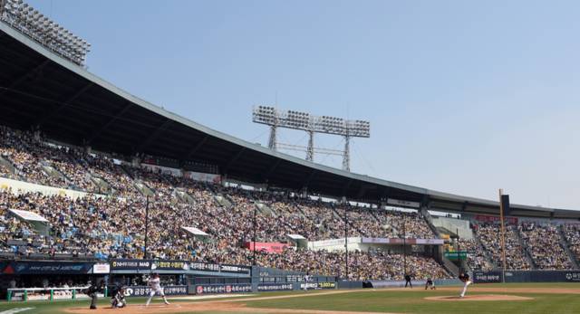 ▲ 28일 서울 잠실야구장에서 열린 프로야구 kt와 LG의 개막전을 야구팬들이 지켜보고 있다. 연합뉴스