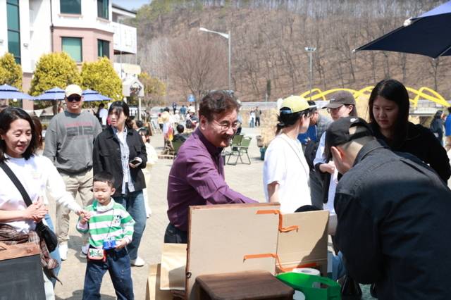 ▲ 최명서 영월군수가 영월 쪼매장 푸드존 참가 청년들을 격려하고 있다.