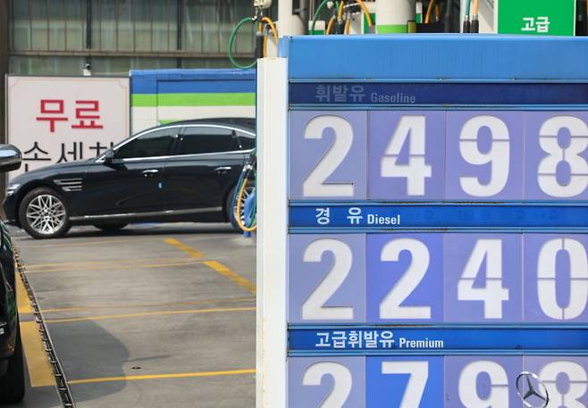 2차 석유 최고가격제 시행 첫날인 지난 27일 서울 시내 한 주유소에 휘발유·경유 가격이 표시되어 있다. 사진=임형택 한국경제신문 기자