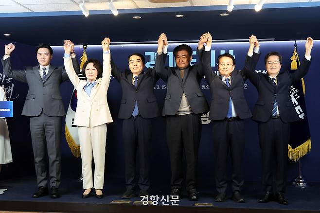 더불어민주당 경기도지사 예비경선 합동연설회가 3월 15일 오후 서울 영등포구 더불어민주당 당사에서 열려 예비후보 등이 기념사진을 찍고 있다. 왼쪽부터 한준호 의원, 추미애 의원, 양기대 전 의원, 소병훈 중앙당 선거관리위원장, 권칠승 의원, 김동연 경기도지사. 이 중 한준호·추미애·김동연 후보가 본경선에 진출했다. /박민규 선임기자