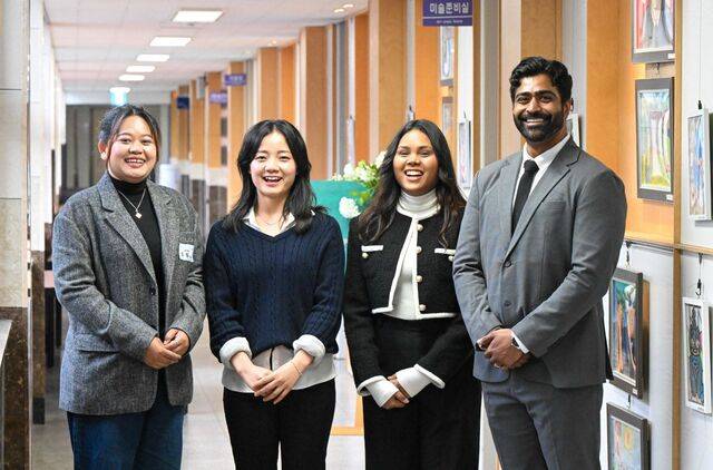 서울드림교회 드림빌더스를 통해 선교훈련 중인 산 소바낫, 나라위 카셈차이차로엔, 네하, 샘 모한(왼쪽부터)이 지난 15일 서울 서초구 상문고등학교 내 교회 드림센터에서 함께 웃고 있다. 신석현 포토그래퍼