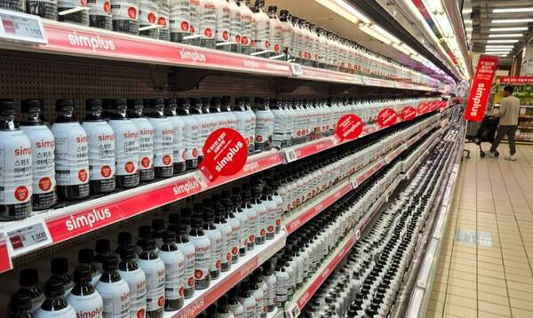 냉장 제품 코너에 자사 음료 한 제품만 가득차있는 도내 한 홈플러스 매장. 훙기웅기자