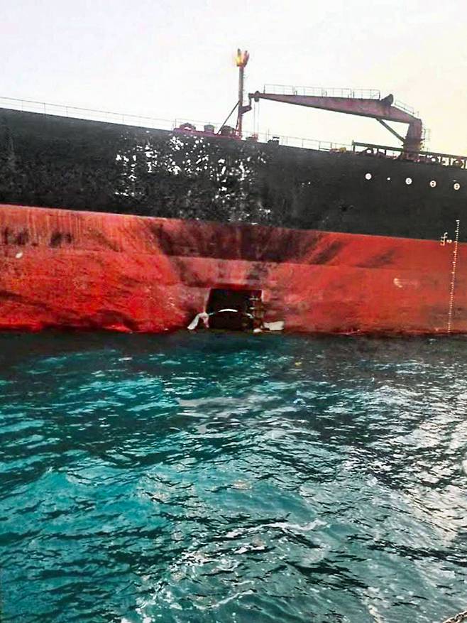 5일 미국에 본사를 둔 바하마 선적의 유조선 ‘소난골 나미베’ 호 이란 드론 공격을 받아 선체에 구멍이 뚫리고 검게 그을린 모습. X캡처