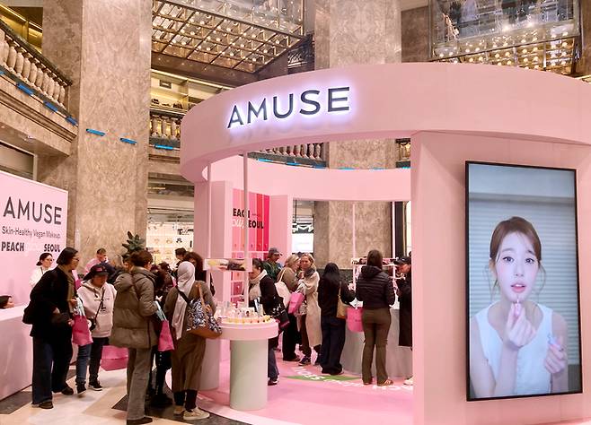 세계적인 화장품 강국 프랑스의 파리 대표 백화점 ‘갤러리 라파예트 샹젤리제점’에 마련된 ‘어뮤즈’의 팝업스토어에 방문객들이 몰려 있다. <어뮤즈>