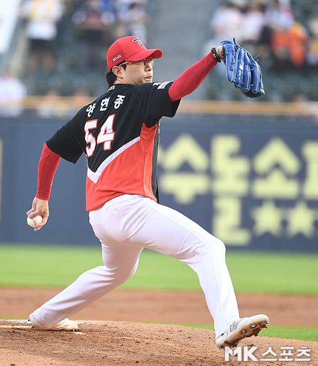 2025년 6월 27일 서울 잠실야구장에서 ‘2025 KBO리그’ KIA 타이거즈와 LG 트윈스의 경기가 열렸다. KIA 선발 양현종이 역투하고 있다. 사진=천정환 기자