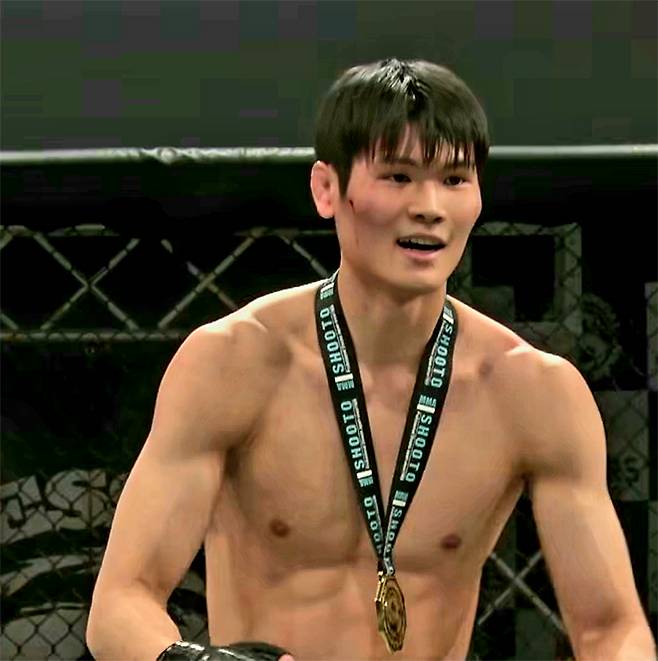 임관우가 2026년 1월 일본 종합격투기 단체 Shooto 도쿄 대회 라이트급 경기 승리 후 기뻐하고 있다. 사진=株式会社サステイン