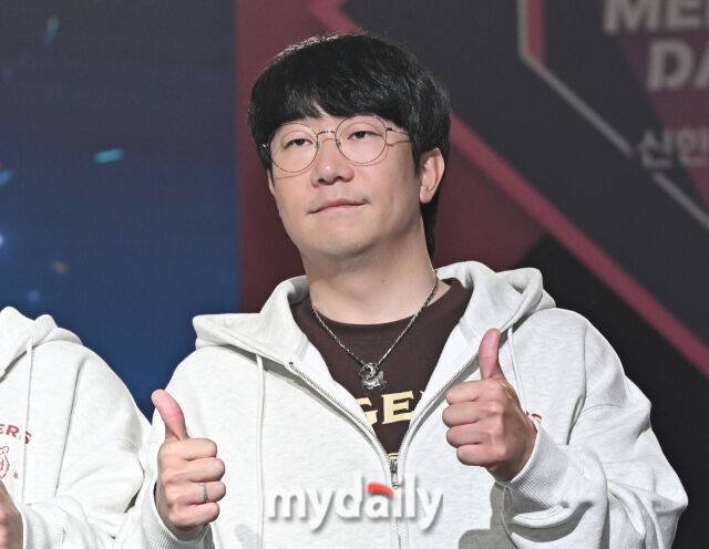 KIA 양현종이 26일 오후 서울 잠실 롯데호텔에서 진행된 '2026 신한SOL KBO리그 미디어데이'에서 포즈를 취하고 있다. '2026 신한SOL KBO리그 미디어데이'는 10개구단 감독 및 주장과 대표선수들이 참석해 2026 시즌에 대한 포부를 밝힌다. 이번 시즌에는 아시아쿼터 도입, 피치클락 단축, 비디오판독 범위 확대 등 다양한 변화가 시도된다. '2026 KBO리그'는 오는 28일 개막한다./잠실=송일섭 기자 andlyu@mydaily.co.kr