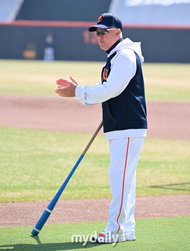 2026년 3월 28일 오후 대전 한화생명볼파크에서 ‘2026 신한 SOL KBO리그' 개막전 키움 히어로즈와 한화 이글스의 경기가 열렸다. 경기 전 한화 김경문 감독이 선수들을 격려하고 있다./대전 = 유진형 기자