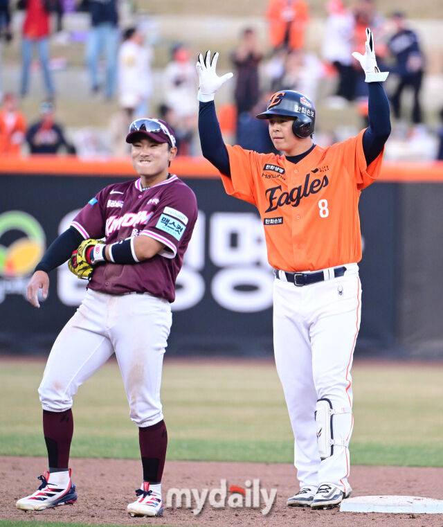 2026년 3월 28일 오후 대전 한화생명볼파크에서 열린 ‘2026 신한 SOL KBO리그' 개막전 키움 히어로즈와 한화 이글스의 경기. 한화 노시환이 연장 11회말 2사 2루서 1타점 동점 적시타를 친 뒤 기뻐학 있다./대전 = 유진형 기자