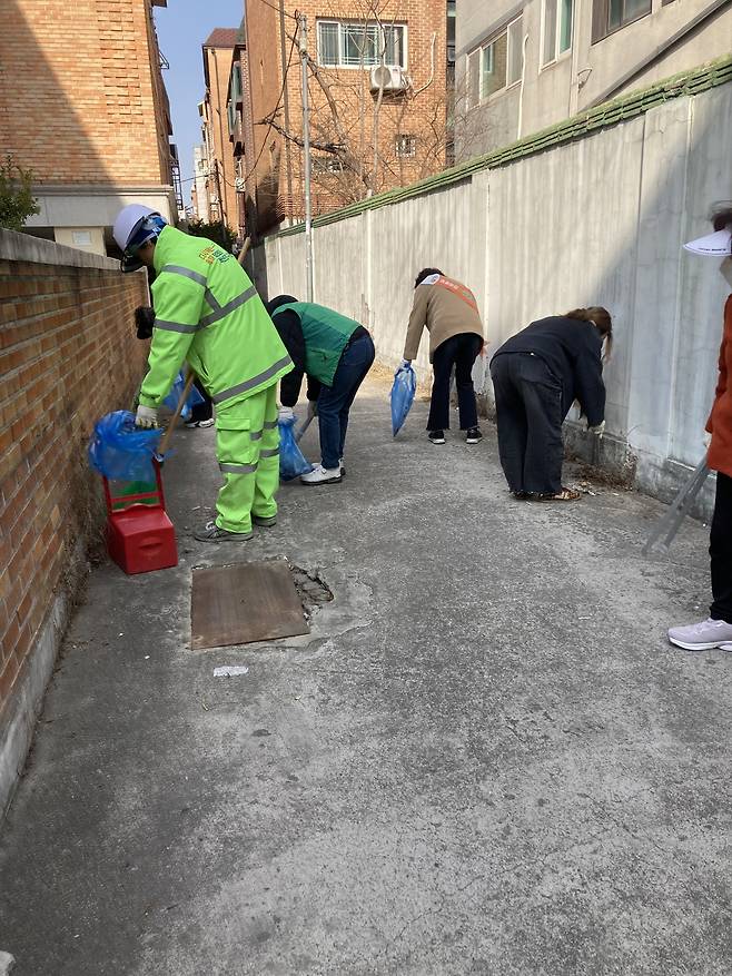 24일 서울 송파구 삼전동 주민들과 환경공무관이 ‘봄맞이 마을 대청소’를 하고 있다. 손인규 기자