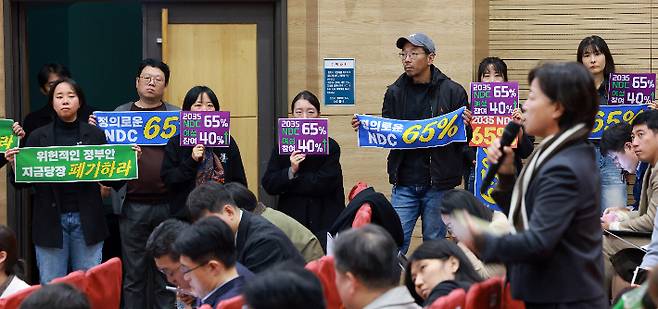 기후에너지환경부가 지난해 11월 6일 서울 여의도 국회 의원회관에서 2035 국가온실가스감축목표(NDC) 대국민 공청회를 열고 정부안을 발표하자 시민사회는 반발했다. 본인을 농민이라고 소개한 참석자가 의견을 말하는 모습. 연합뉴스