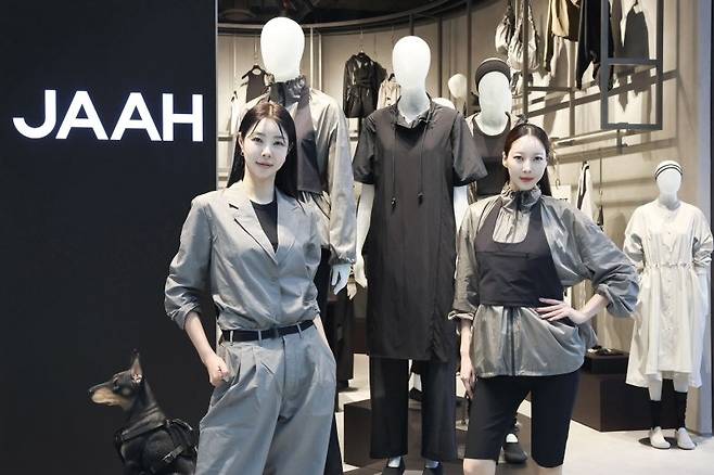 신세계까사 자아의 모델들이 스타필드 하남 매장에서 포즈를 취하고 있다.사진제공=신세계까사