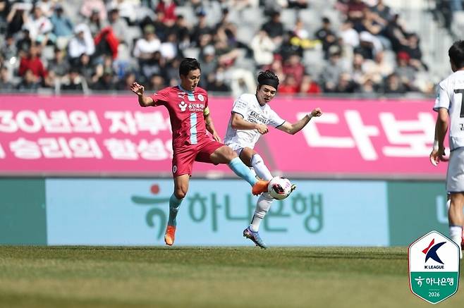 ▲ 터프했던 용인FC-수원 삼성의 경기 ⓒ한국프로축구연맹