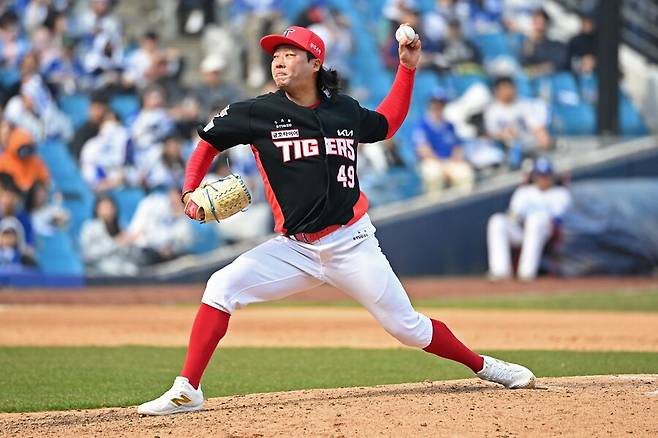▲ 5-0으로 앞선 7회 팀의 두 번째 투수로 등판했으나 0이닝 3실점으로 부진한 김범수 ⓒKIA타이거즈