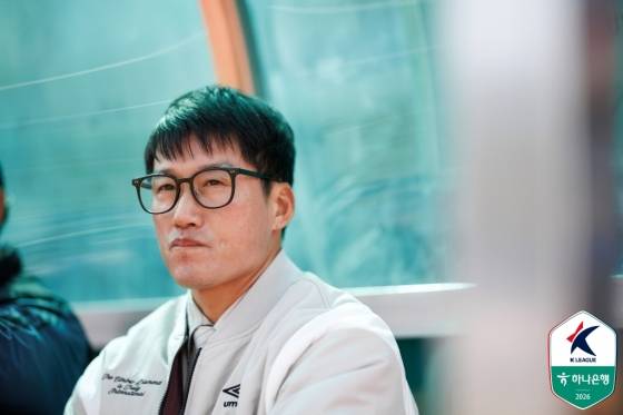 이정효 수원 삼성 감독이 21일 오후 2시 김해종합운동장에서 열린 하나은행 K리그2 2026 4라운드 경기를 바라보고 있다. /사진=한국프로축구연맹 제공