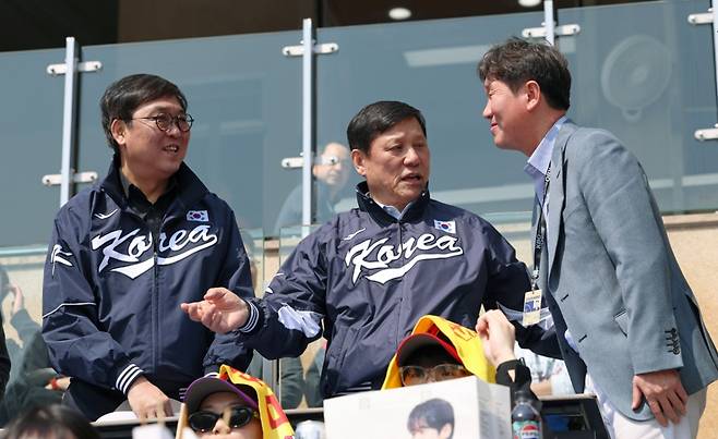 최휘영 문화체육관광부 장관이 28일 서울 송파구 잠실야구장에서 열린 '2026 신한 SOL KBO리그 공식 개막전'에 참석해 류지현 대한민국 야구 국가대표팀 감독과 인사를 나누고 있다. /사진=문화체육관광부 제공