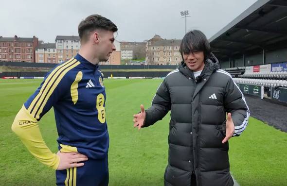 20년 만에 재회한 키어런 티어니(왼쪽)와 나카무라 슌스케. /사진=더선 갈무리