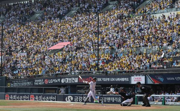 프로야구 정규시즌 개막일인 28일 KT 위즈와 LG 트윈스의 경기가 열린 서울 잠실야구장에서 팬들이 열띤 응원을 펼치고 있다. 2026.3.28 /연합뉴스