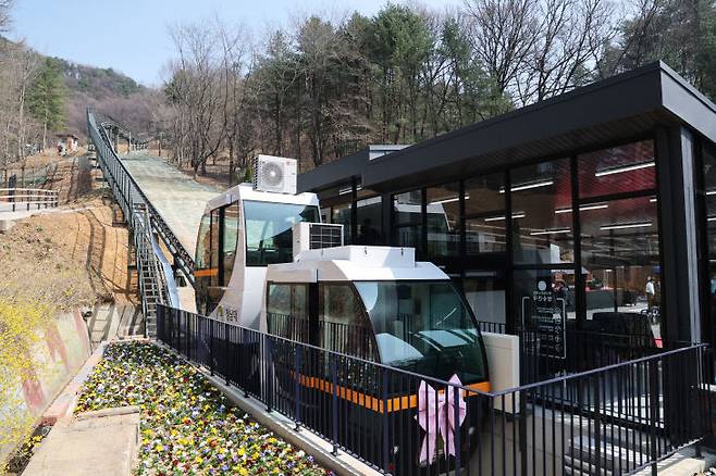 26일 개통식을 가진 뒤 시범운행하는 청남대 모노레일.(사진=청남대 제공)