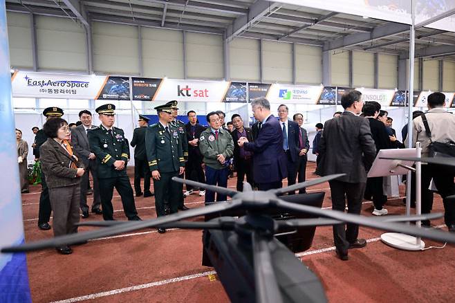 전천후육상보조경기장에서는 한국항공우주산업(KAI), LIG넥스원, 한화시스템, 시콜스키 등 국내외 14개 첨단 방산 기업이 참여해 50여 종의 항공 장비를 선보이며 기술력을 뽐냈다.(사진=논산시 제공)