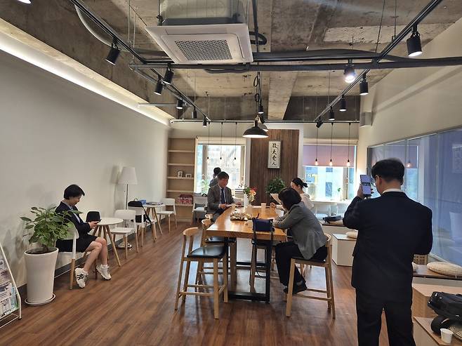 지난 28일 오후 더불어민주당 대구시당에서 2차 기초단체장과 광역·기초의원 공천 면접을 보기 위해 공천 신청자들이 차례를 기다리고 있다.