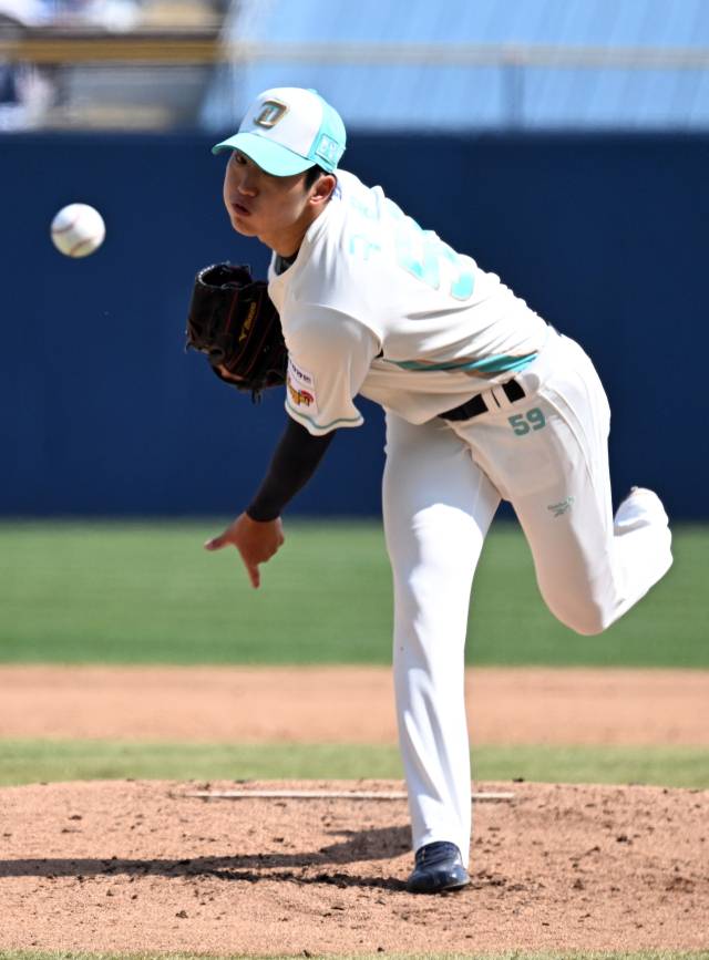 지난 28일 창원NC파크에서 열린 2026 KBO리그 정규시즌 개막전 NC 다이노스와 두산 베어스의 경기에서 NC 선발투수 구창모가 역투하고 있다./성승건 기자/