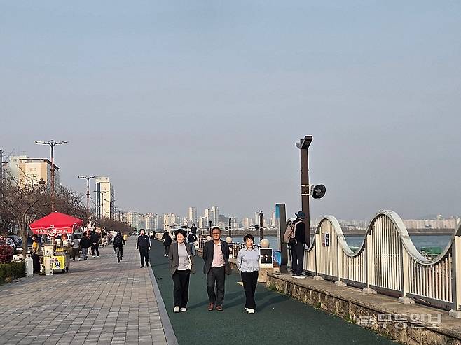 27일 오후 목포 평화광장에서 시민들이 산책을 하고 있다.박소영기자 psy1@mdilbo.com