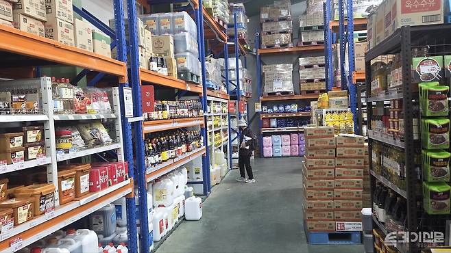 지난 26일 의정부 소재 대형 식자재마트. 창고형마트와 일반마트의 모습이 혼재돼 있다.