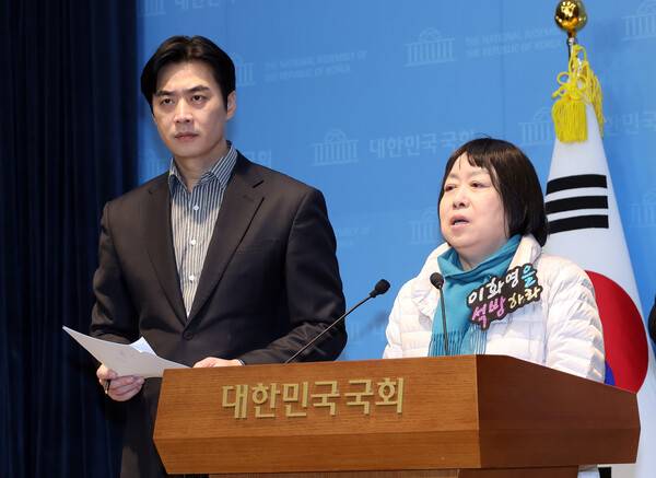 이화영 전 경기도 부지사의 아내인 백정화 씨가 27일 국회 소통관에서 최근 공개된 법무부 특별점검 문건과 관련, "검찰의 조작 수사 실체가 드러났다"며 "국회 국정조사를 통한 진실 규명과 이화영 전 경기도 부지사의 석방을 촉구"하고 있다. 왼쪽은 더불어민주당 한준호 의원. 2026.3.27. 연합뉴스