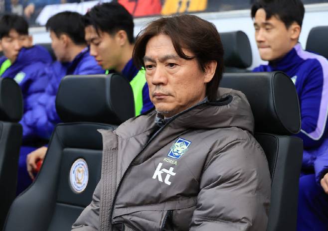 한국축구국가대표팀 홍명보 감독이 28일(현지시간) 영국 밀턴킨스 스타디움 MK에서 열린 코트디부아르와 평가전에 입장해 경기 시작을 기다리고 있다. 사진=연합뉴스