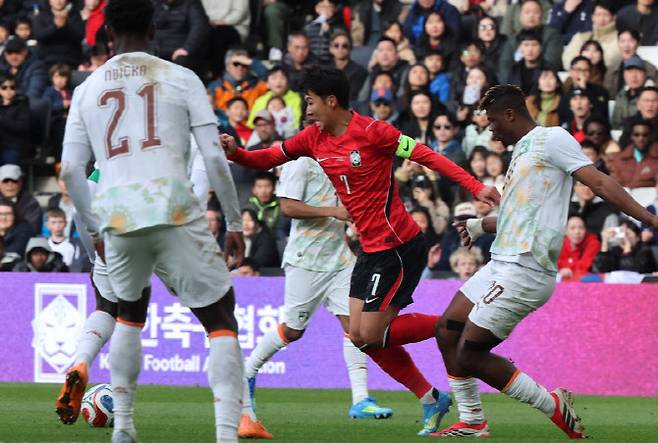 한국축구국가대표팀 손흥민이 28일(현지시간) 영국 밀턴킨스 스타디움 MK에서 열린 코트디부아르와 평가전에서 돌파를 시도하고 있다. 사진=연합뉴스