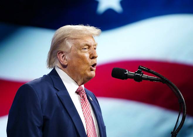 지난 27일(현지시간) 미국 플로리다주 마이애미비치 파에나 호텔에서 열린 FII 프라이어리티 서밋(Future Investment Initiative)에서 도널드 트럼프 미국 대통령이 연설하고 있다. 트럼프 대통령이 사우디가 지원하는 이 투자 콘퍼런스에서 연설한 것은 2년째다. (사진=AFP)