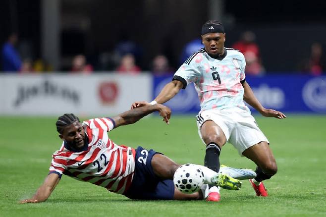 29일(한국시간) 미국 조지아주 애틀랜타의 메르세데스-벤츠 스타디움에서 열린 미국과 벨기에의 축구 A매치에서 벨기에의 로이스 오펜다(9번.오른쪽)와 미국의 마크 맥켄지(22번)가 공을 다투고 있다. 사진=AFPBBnews