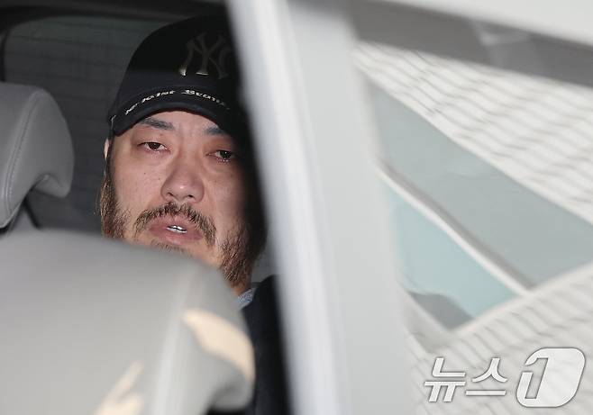 '마약왕' 박왕열(48)이 27일 경기 의정부시 의정부지방법원에서 열린 구속 전 피의자심문(영장실질심사)을 마친 후 호송차에 탑승하고 있다. 박왕열은 필리핀에서 ‘전세계’라는 닉네임으로 활동하며 텔레그램 등 메신저를 이용해 필로폰과 엑스터시, 케타민, 대마 등 마약류를 한국에 대량 유통한 혐의를 받고 있다. 2026.3.27 ⓒ 뉴스1 오대일 기자