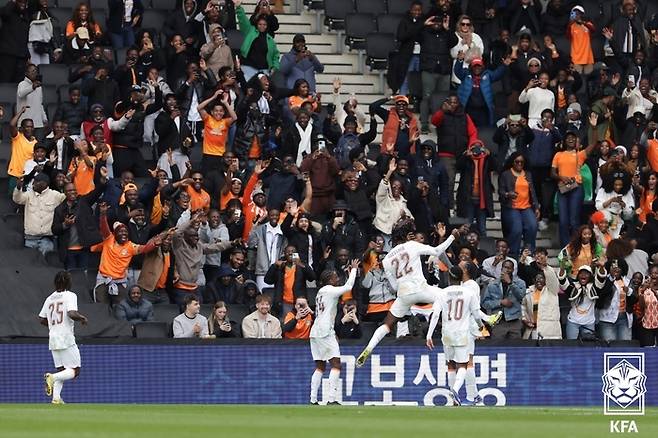 코트디부아르 선수들이 29일 오전(한국시간) 영국 밀턴 케인즈의 스타디움 MK에서 끝난 한국과 A매치 평가전에서 득점한 뒤 기뻐하고 있다. 사진 | 대한축구협회