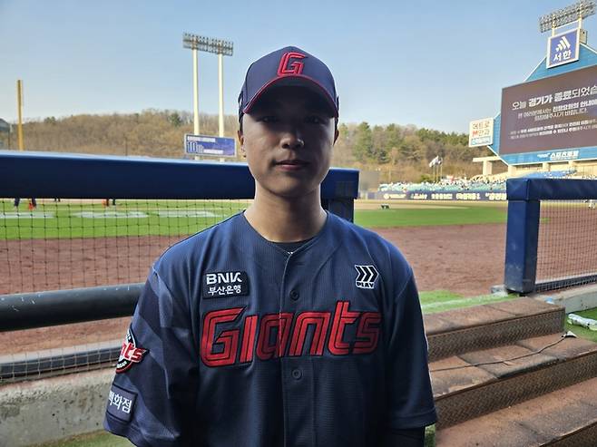 롯데 신인 박정민이 28일 대구삼성라이온즈파크에서 열린 2026 KBO리그 정규시즌 개막전 삼성과 경기에서 9회 등판해 세이브를 따낸 후 포즈를 취했다. 대구 | 김동영 기자 raining99@sportsseoul.com