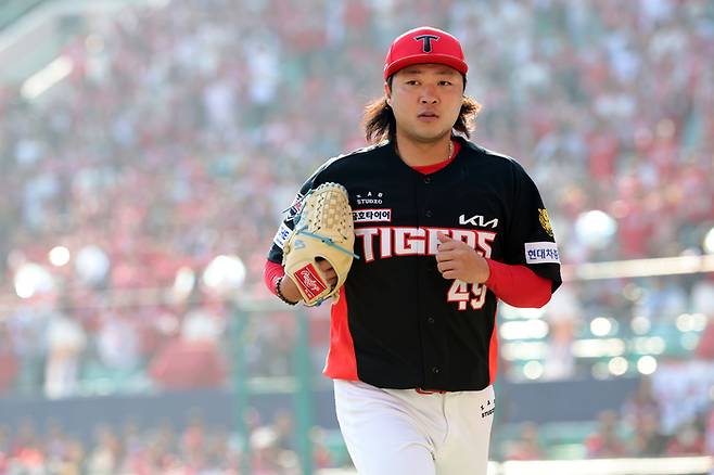 KIA 김범수가 28일 인천SSG랜더스필드에서 열린 2026 KBO리그 정규시즌 SSG와 개막전에서 투구를 마친 뒤 더그아웃으로 향하고 있다. 사진 | SSG 랜더스